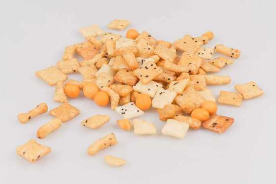 ترکیب کراکر برنجی با طعم فلفل چیلی دارای گواهی BRC با بادام زمینی - میان وعده مانچاینز