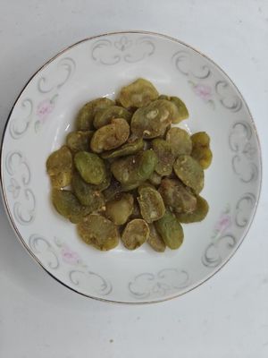 سیب زمینی سیاه طلایی که با سیر تزریق شده است