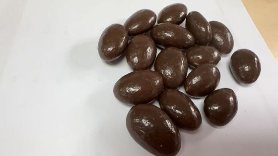 لذيذ و مغذي. بادام پوشيده از شکلات براي زمان ناشتي