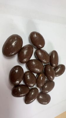 لذيذ و مغذي. بادام پوشيده از شکلات براي زمان ناشتي