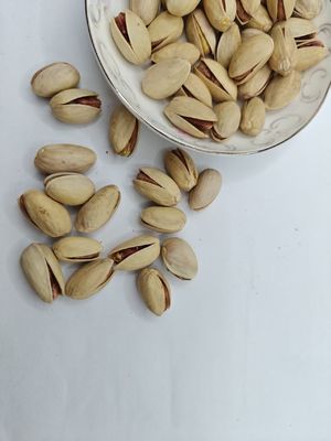 از غذاهاش لذت ببر نمک سرخ شده پسته در پوسته