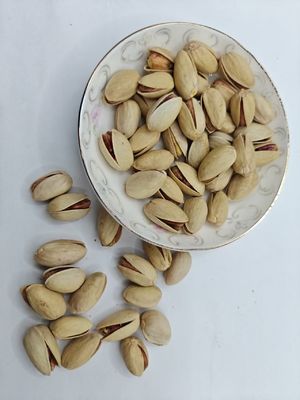 از غذاهاش لذت ببر نمک سرخ شده پسته در پوسته