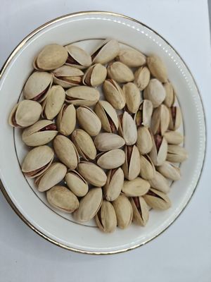 از غذاهاش لذت ببر نمک سرخ شده پسته در پوسته