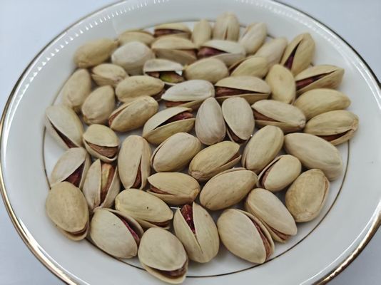 از غذاهاش لذت ببر نمک سرخ شده پسته در پوسته