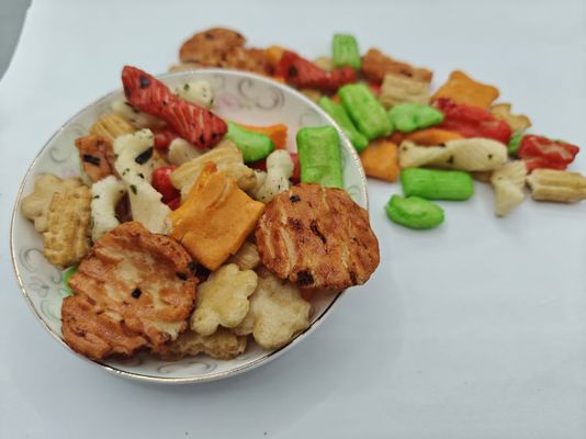 طعم های اصلی سفارشی مخلوط کریکر برنج بسته بندی انواع بسته بندی عمده با مواد تشکیل دهنده روغن