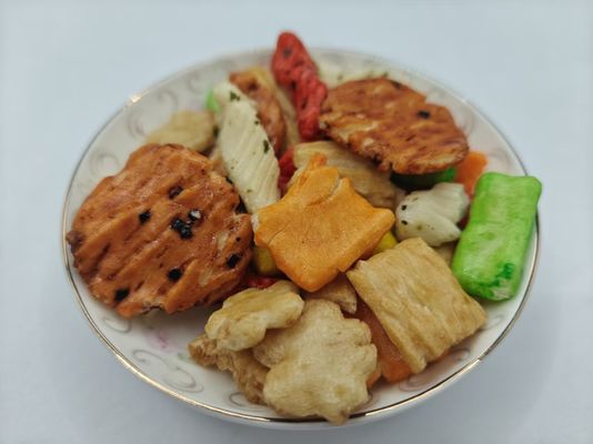 طعم های اصلی سفارشی مخلوط کریکر برنج بسته بندی انواع بسته بندی عمده با مواد تشکیل دهنده روغن