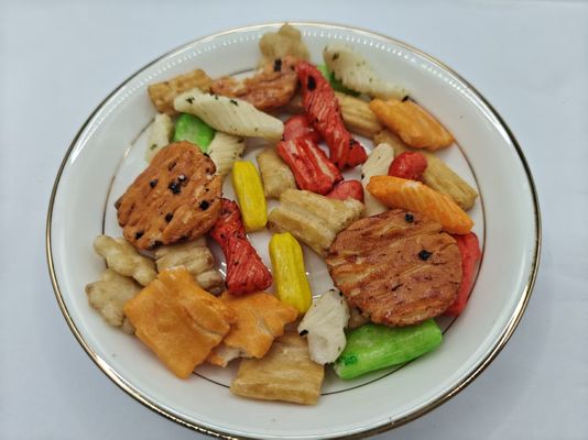 طعم های اصلی سفارشی مخلوط کریکر برنج بسته بندی انواع بسته بندی عمده با مواد تشکیل دهنده روغن