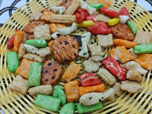 طعم های اصلی سفارشی مخلوط کریکر برنج بسته بندی انواع بسته بندی عمده با مواد تشکیل دهنده روغن