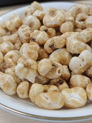 اسنک‌های پف‌کرده ذرت بو داده شده، ترد، خوشمزه، طبیعی و بدون روغن