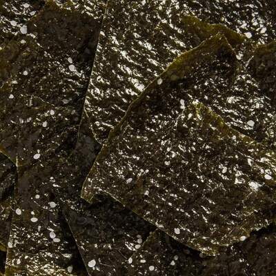 میان وعده های آویزان شده جلبک دریایی با طعم نمک دریایی - ترکیب میان وعده های سالم بدون گلوتن و کم چرب