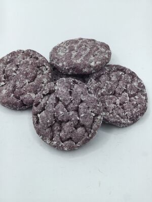 کیک های برنج طبیعی بنفش با طعم سیب زمینی شیرین با بافت خیس روشن و میان وعده های فول سویا سرخ نشده سالم