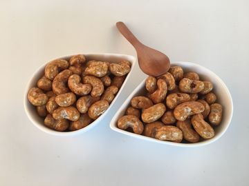 تنقلات مغز بادام زمینی خام خوشمزه Sriracha Chili طعم دار بادام زمینی خوشمزه کامل OEM