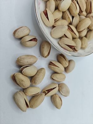 پستهای سرخ شده و نمکی
